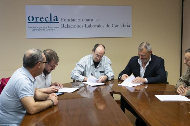 Foto de archivo de la firma del convenio del metal en el Orecla. :: daniel pedriza