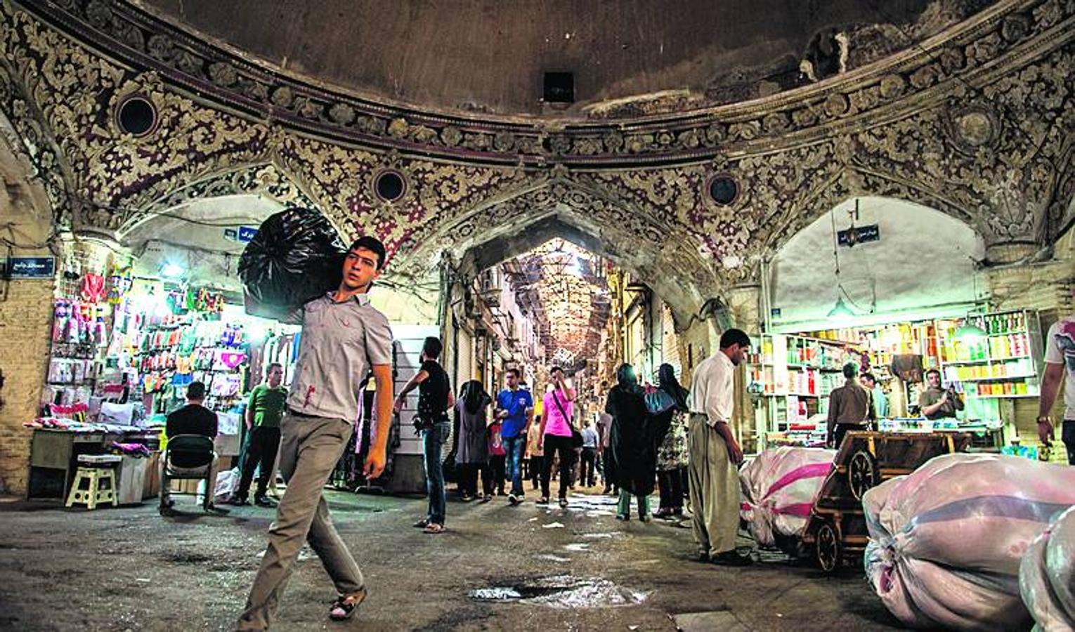 Gran Bazar de Teherán: Las célebres alfombras y las especias se entremezclan con el oro y el cobre en este histórico mercado compuesto por varios corredores de 10 kilómetros de longitud. 
