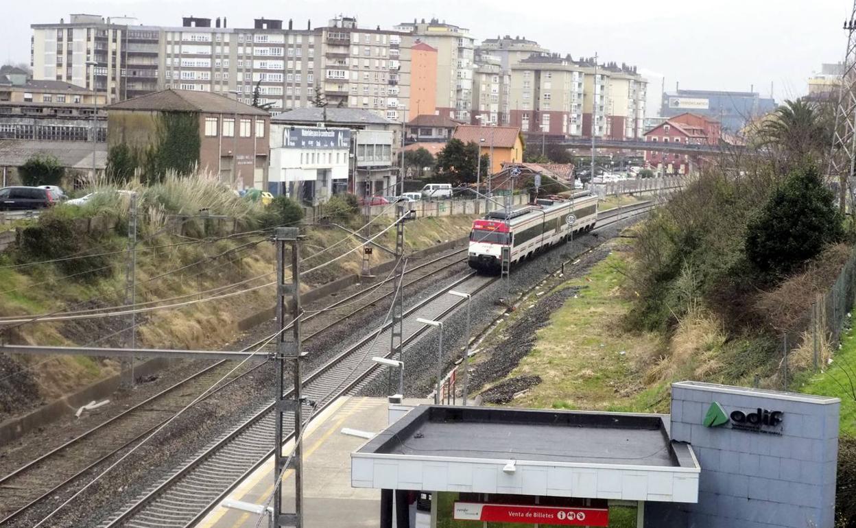 Vías del tren en la zona del apeadero de Muriedas.