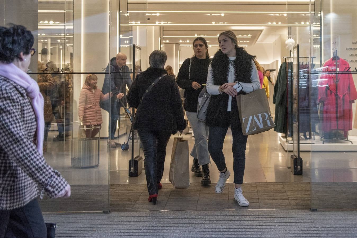 Imagen secundaria 2 - Las rebajas arrancan con más cambios que compras