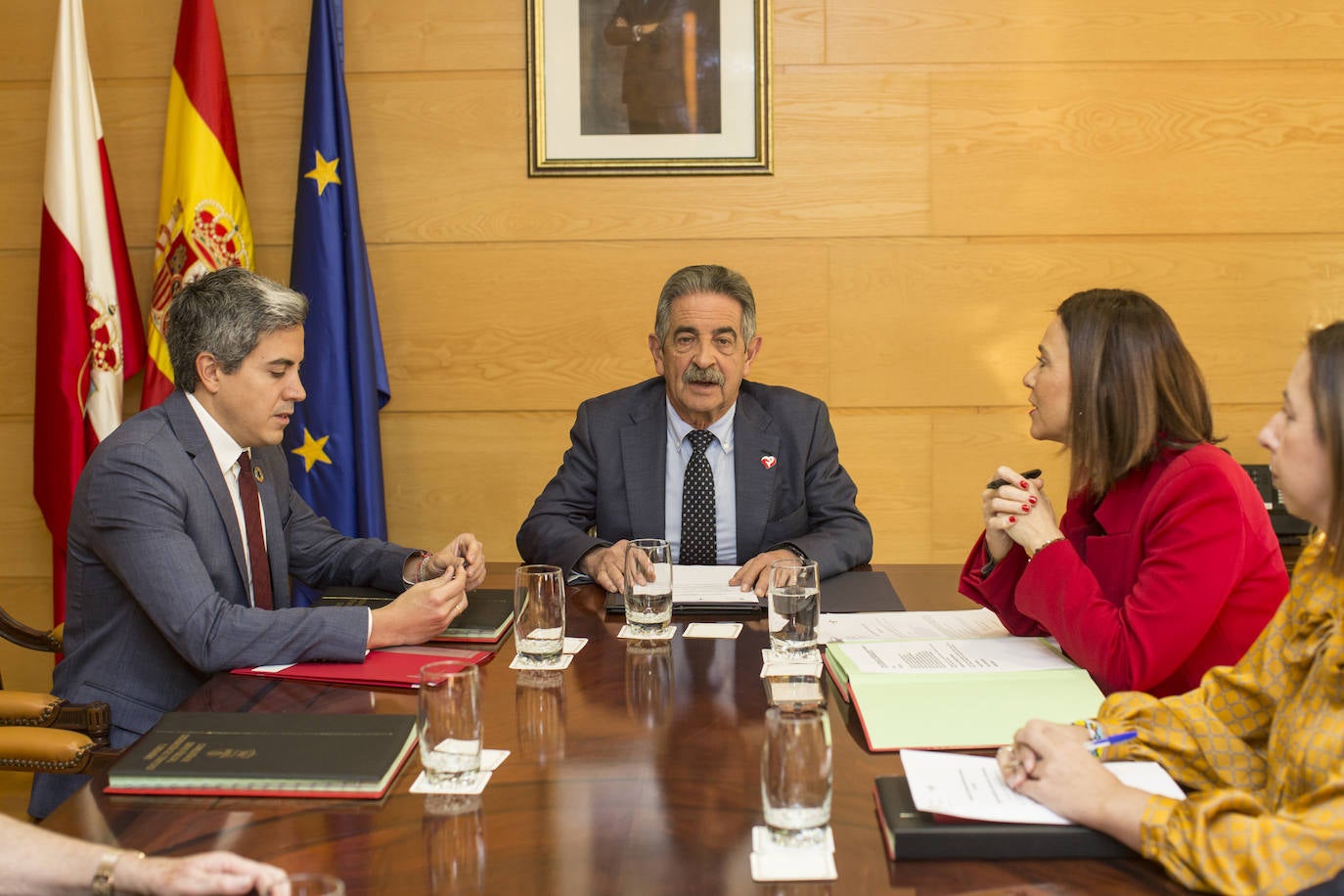 La frialdad presidió la reunión del Consejo de Gobierno, el primer encuentro cara a cara entre Revilla y Zuloaga desde el 'no' de Mazón a la investidura de Pedro Sánchez y la amenaza, no ejecutada, del PSOE de Cantabria de abandonar el Ejecutivo regional.