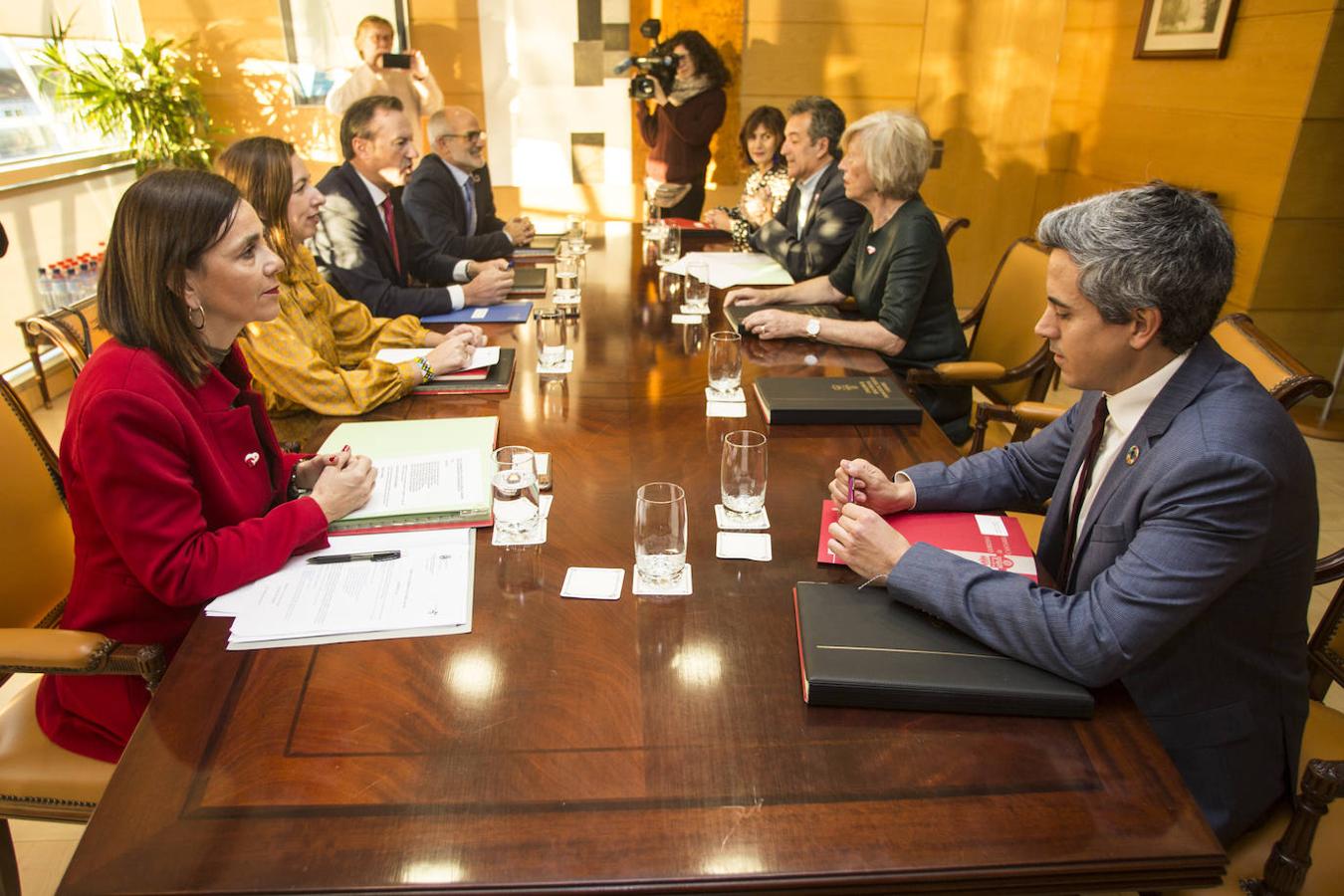 La frialdad presidió la reunión del Consejo de Gobierno, el primer encuentro cara a cara entre Revilla y Zuloaga desde el 'no' de Mazón a la investidura de Pedro Sánchez y la amenaza, no ejecutada, del PSOE de Cantabria de abandonar el Ejecutivo regional.