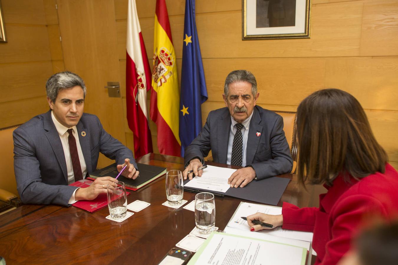 La frialdad presidió la reunión del Consejo de Gobierno, el primer encuentro cara a cara entre Revilla y Zuloaga desde el 'no' de Mazón a la investidura de Pedro Sánchez y la amenaza, no ejecutada, del PSOE de Cantabria de abandonar el Ejecutivo regional.