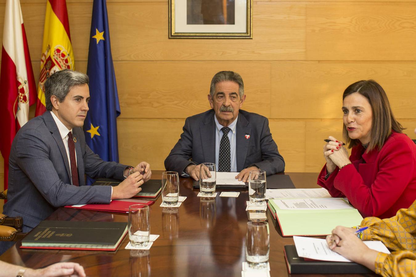 La frialdad presidió la reunión del Consejo de Gobierno, el primer encuentro cara a cara entre Revilla y Zuloaga desde el 'no' de Mazón a la investidura de Pedro Sánchez y la amenaza, no ejecutada, del PSOE de Cantabria de abandonar el Ejecutivo regional.