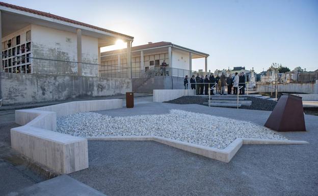 Imagen principal - El cementerio de Ciriego cuenta ya con un Jardín de Cenizas