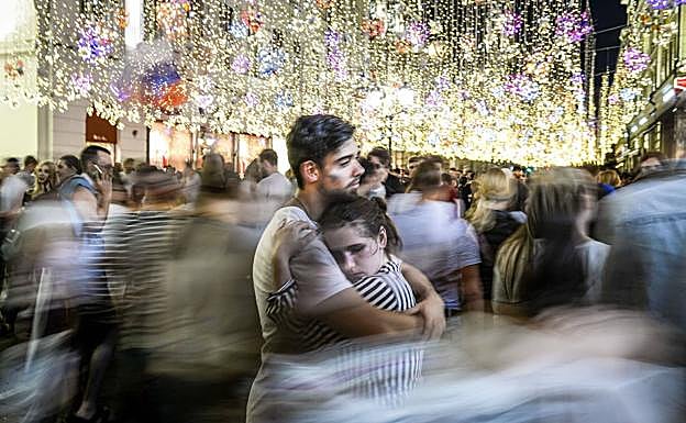 Una pareja de novios se abraza. 