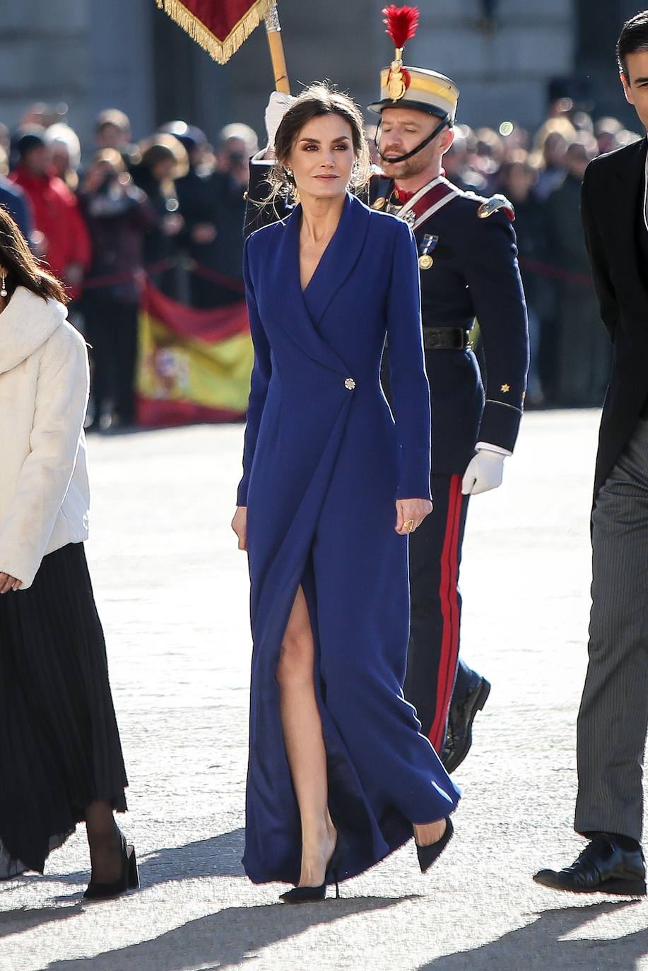 Este recogido bajo repleto de trenzas y con un toque despeinado podría convertirse en la mejor apuesta para los looks de invitada