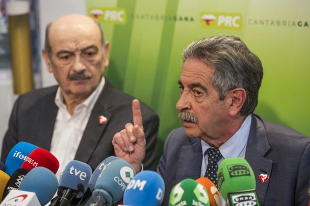 Miguel Ángel Revilla, junto a José María Mazón, durante la rueda de prensa que ofreció ayer en la sede del PRC.