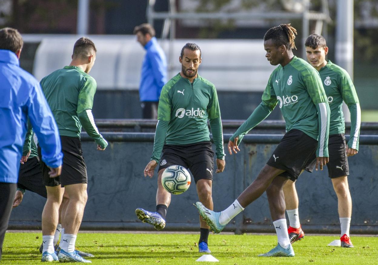 Mario Ortiz y Nkaka, durante uno de los entrenamientos de esta semana. 