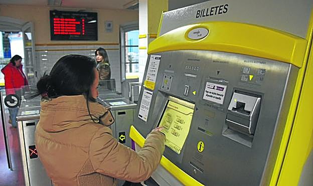 Quejas por los fallos de la expendedora de billetes de la estación de La Vidriera