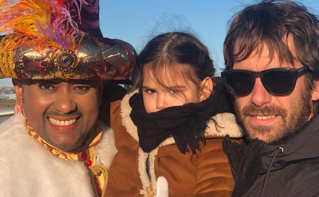 La pequeña India junto a su papá y el rey Baltasar.