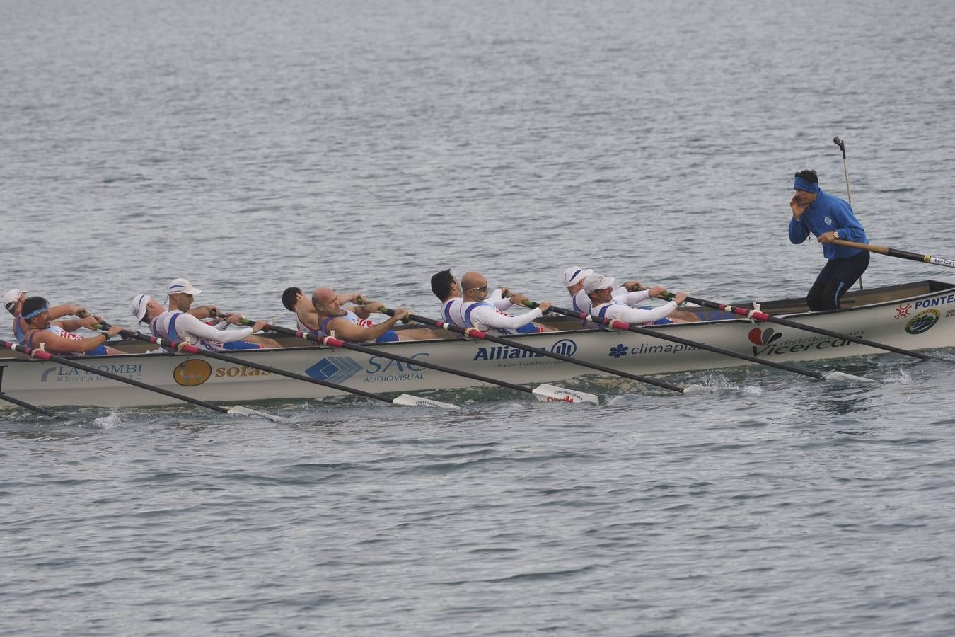 Pedreña celebró este sábado su primera fiesta. Cierto que sin demasiada participación por lo madrugador del calendario y otros imponderables, pero el caso es que 'La Pedreñera', esa trainera con la que sueñan con regresar a la ACT a medio plazo –para eso ha llegado Joseba Fernández– sumó su primera bandera del año