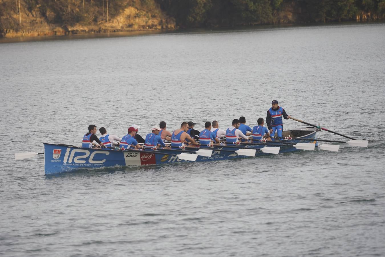 Pedreña celebró este sábado su primera fiesta. Cierto que sin demasiada participación por lo madrugador del calendario y otros imponderables, pero el caso es que 'La Pedreñera', esa trainera con la que sueñan con regresar a la ACT a medio plazo –para eso ha llegado Joseba Fernández– sumó su primera bandera del año