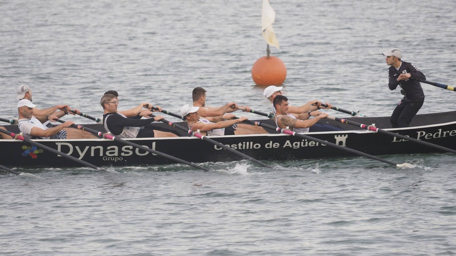 Pedreña celebró este sábado su primera fiesta. Cierto que sin demasiada participación por lo madrugador del calendario y otros imponderables, pero el caso es que 'La Pedreñera', esa trainera con la que sueñan con regresar a la ACT a medio plazo –para eso ha llegado Joseba Fernández– sumó su primera bandera del año