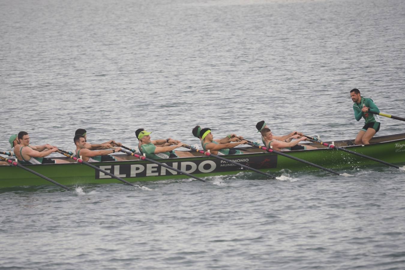 Pedreña celebró este sábado su primera fiesta. Cierto que sin demasiada participación por lo madrugador del calendario y otros imponderables, pero el caso es que 'La Pedreñera', esa trainera con la que sueñan con regresar a la ACT a medio plazo –para eso ha llegado Joseba Fernández– sumó su primera bandera del año