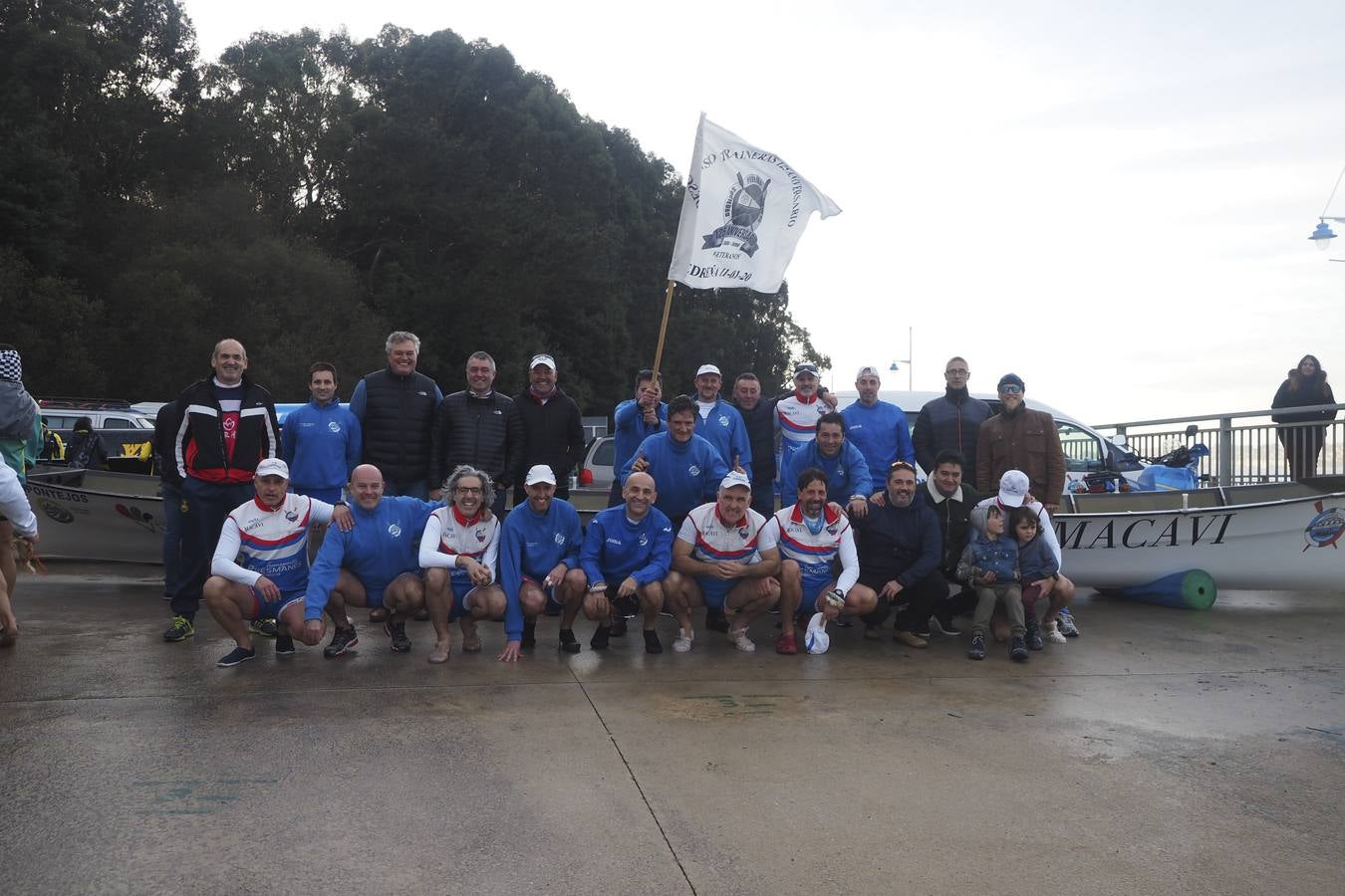 Pedreña celebró este sábado su primera fiesta. Cierto que sin demasiada participación por lo madrugador del calendario y otros imponderables, pero el caso es que 'La Pedreñera', esa trainera con la que sueñan con regresar a la ACT a medio plazo –para eso ha llegado Joseba Fernández– sumó su primera bandera del año