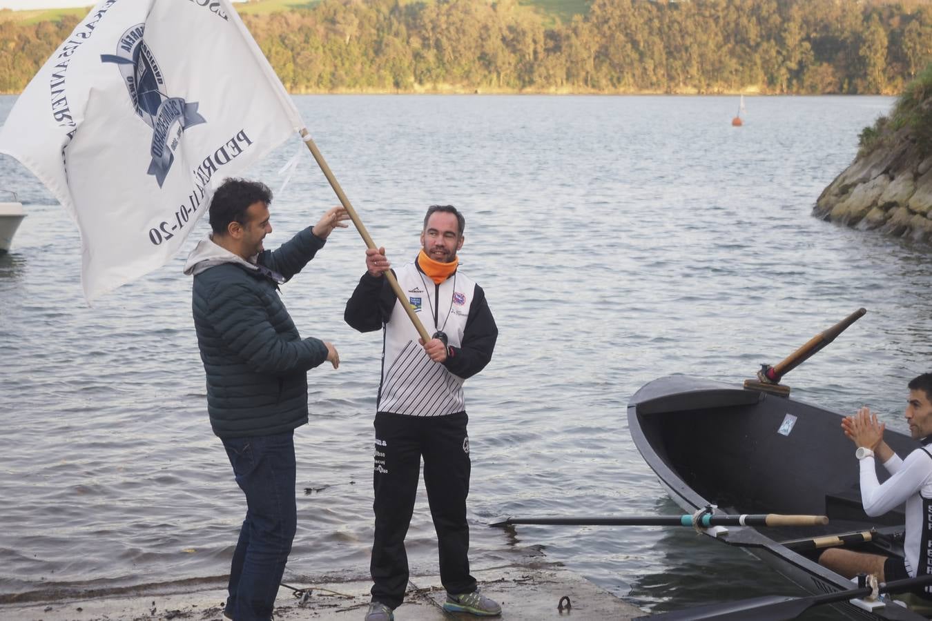 Pedreña celebró este sábado su primera fiesta. Cierto que sin demasiada participación por lo madrugador del calendario y otros imponderables, pero el caso es que 'La Pedreñera', esa trainera con la que sueñan con regresar a la ACT a medio plazo –para eso ha llegado Joseba Fernández– sumó su primera bandera del año
