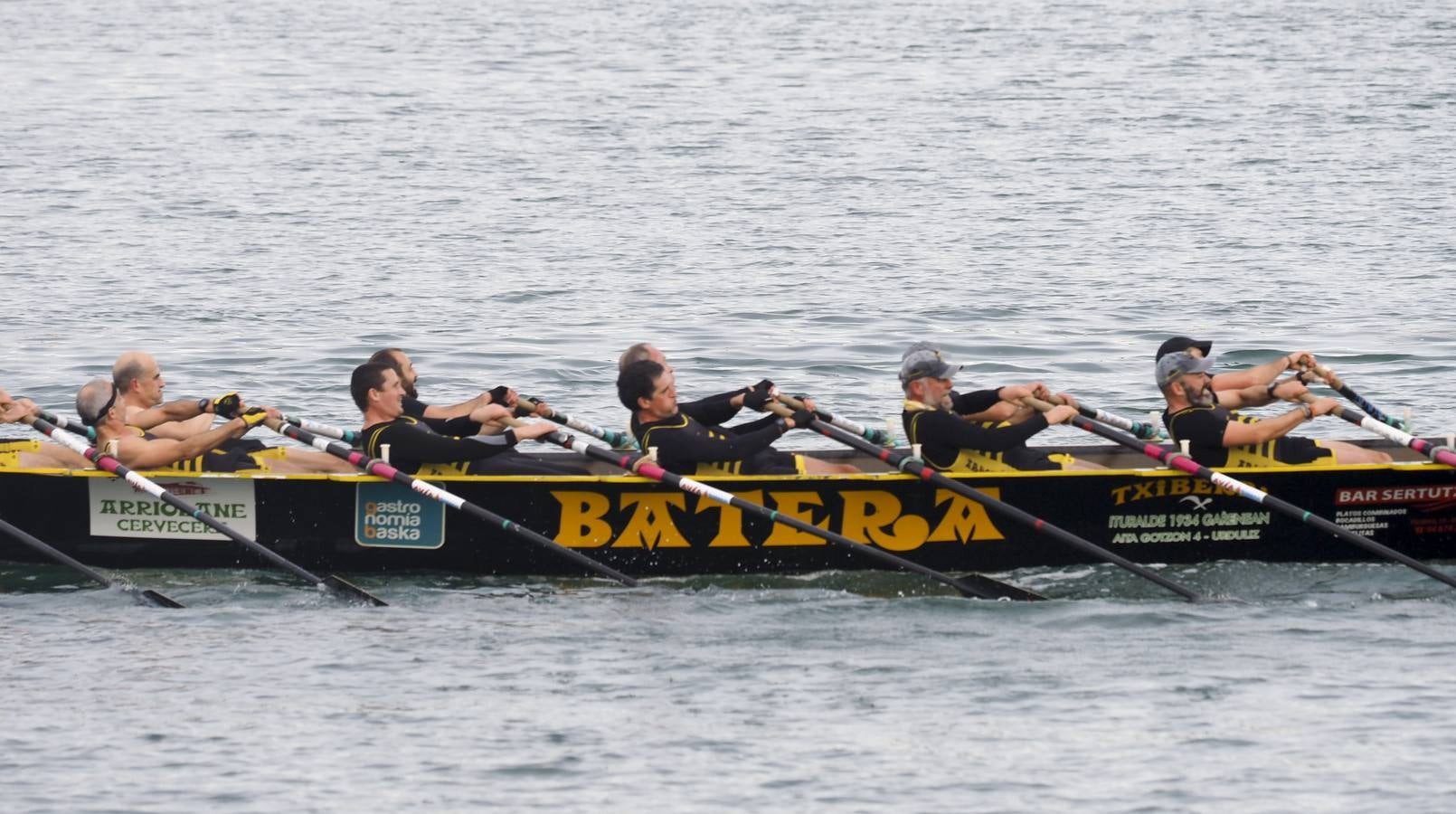 Pedreña celebró este sábado su primera fiesta. Cierto que sin demasiada participación por lo madrugador del calendario y otros imponderables, pero el caso es que 'La Pedreñera', esa trainera con la que sueñan con regresar a la ACT a medio plazo –para eso ha llegado Joseba Fernández– sumó su primera bandera del año