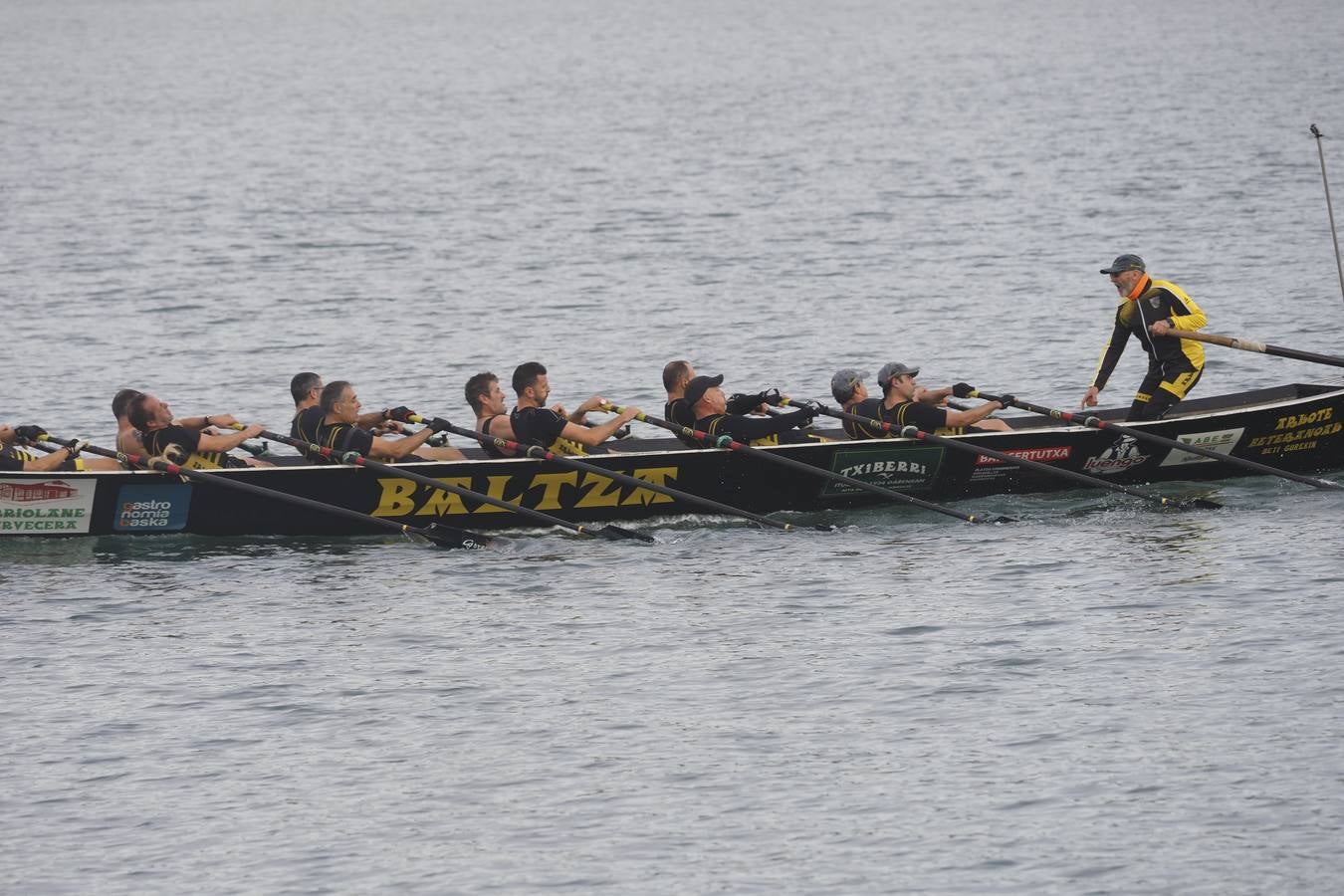Pedreña celebró este sábado su primera fiesta. Cierto que sin demasiada participación por lo madrugador del calendario y otros imponderables, pero el caso es que 'La Pedreñera', esa trainera con la que sueñan con regresar a la ACT a medio plazo –para eso ha llegado Joseba Fernández– sumó su primera bandera del año