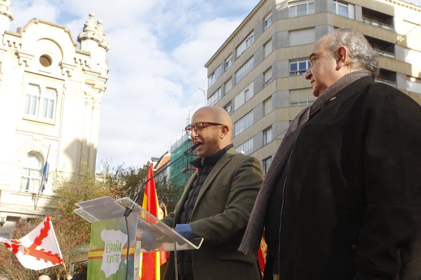 Entre los asistentes, los cargos institucionales de Vox en la región, como el diputado nacional Emilio del Valle y el parlamentario Cristobal Palacio. Muchas banderas de España y la lectura de un comunicado han centrado el acto