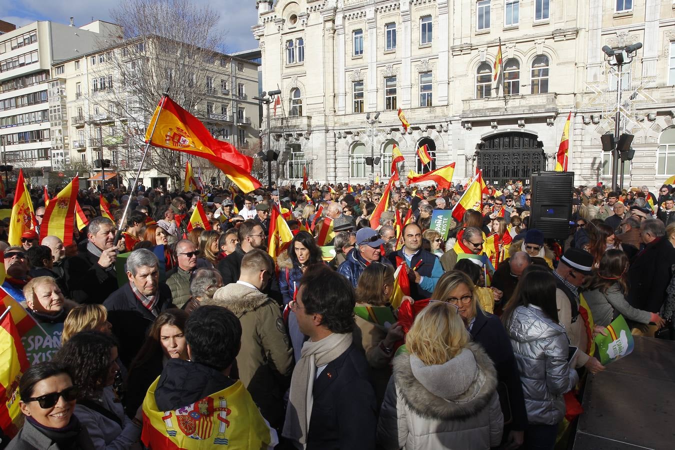 Entre los asistentes, los cargos institucionales de Vox en la región, como el diputado nacional Emilio del Valle y el parlamentario Cristobal Palacio. Muchas banderas de España y la lectura de un comunicado han centrado el acto