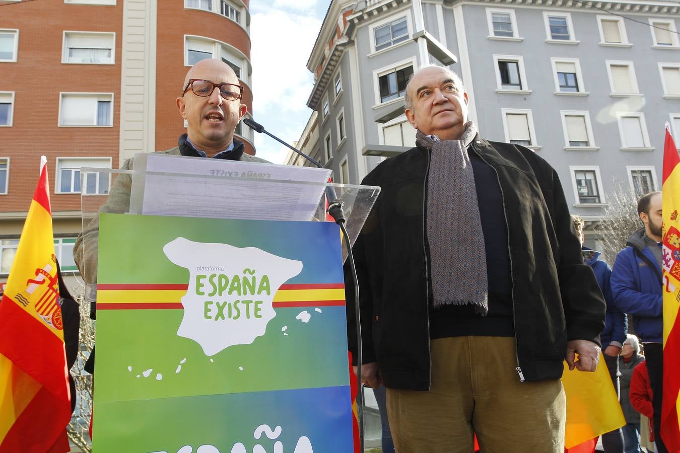 Entre los asistentes, los cargos institucionales de Vox en la región, como el diputado nacional Emilio del Valle y el parlamentario Cristobal Palacio. Muchas banderas de España y la lectura de un comunicado han centrado el acto