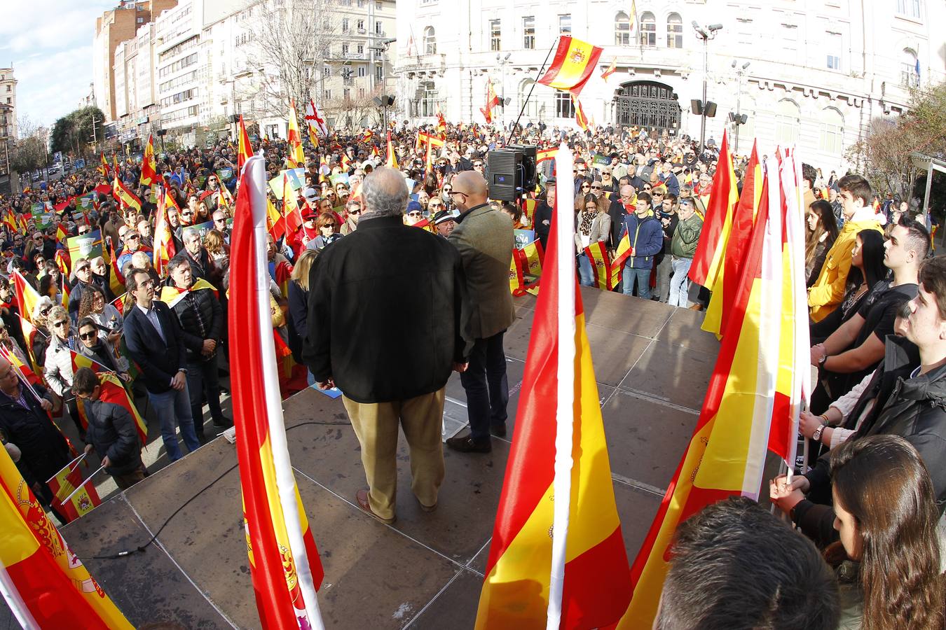 Entre los asistentes, los cargos institucionales de Vox en la región, como el diputado nacional Emilio del Valle y el parlamentario Cristobal Palacio. Muchas banderas de España y la lectura de un comunicado han centrado el acto