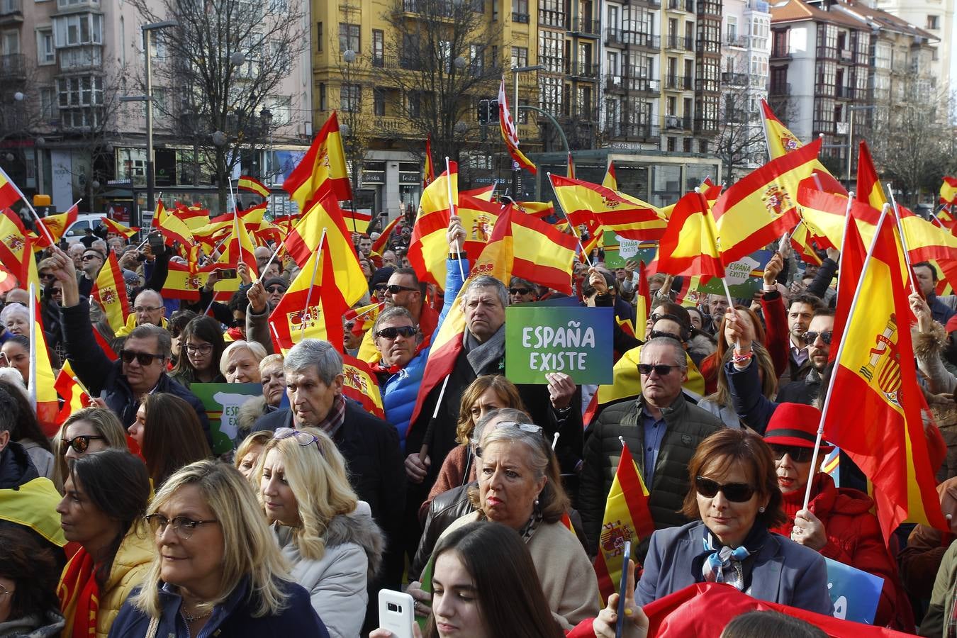 Entre los asistentes, los cargos institucionales de Vox en la región, como el diputado nacional Emilio del Valle y el parlamentario Cristobal Palacio. Muchas banderas de España y la lectura de un comunicado han centrado el acto