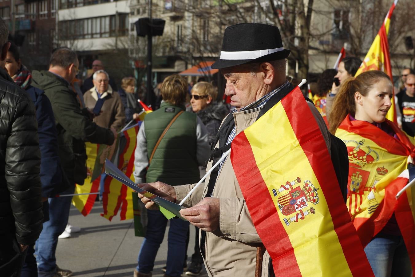 Entre los asistentes, los cargos institucionales de Vox en la región, como el diputado nacional Emilio del Valle y el parlamentario Cristobal Palacio. Muchas banderas de España y la lectura de un comunicado han centrado el acto