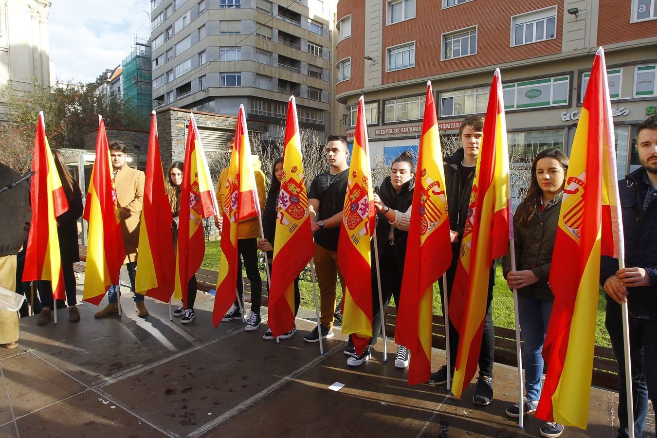 Entre los asistentes, los cargos institucionales de Vox en la región, como el diputado nacional Emilio del Valle y el parlamentario Cristobal Palacio. Muchas banderas de España y la lectura de un comunicado han centrado el acto