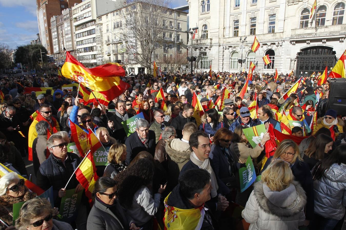 Entre los asistentes, los cargos institucionales de Vox en la región, como el diputado nacional Emilio del Valle y el parlamentario Cristobal Palacio. Muchas banderas de España y la lectura de un comunicado han centrado el acto