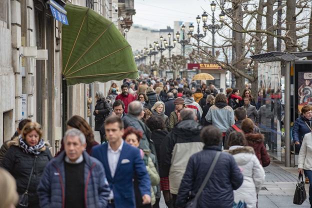 Imagen de las calles abarrotadas del centro de Santander.