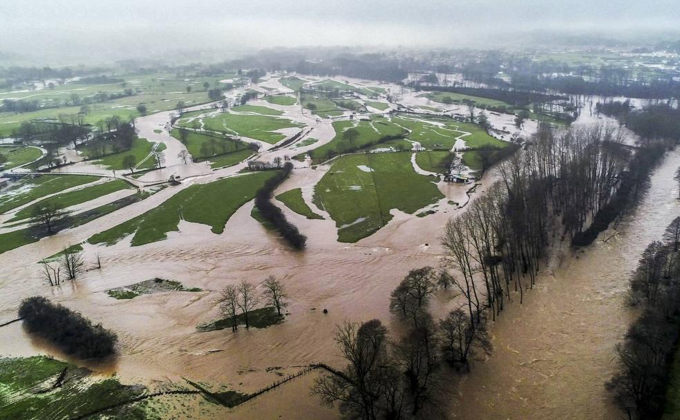 Vista aérea del río Saja desbordado a su paso por Cabezón de la Sal, en plenas inundaciones del pasado enero de 2019.