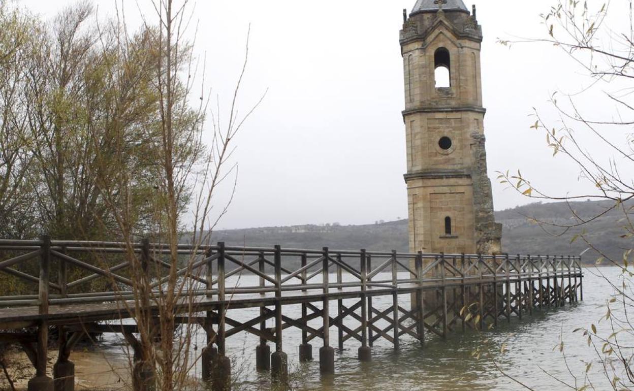 El Gobierno rehabilita la pasarela de acceso a la torre de la iglesia del pantano del Ebro