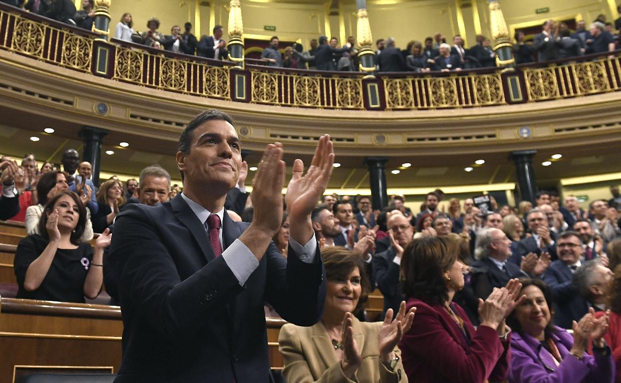 Pedro Sánchez aplaude tras ser nombrado presidente del Gobierno. 