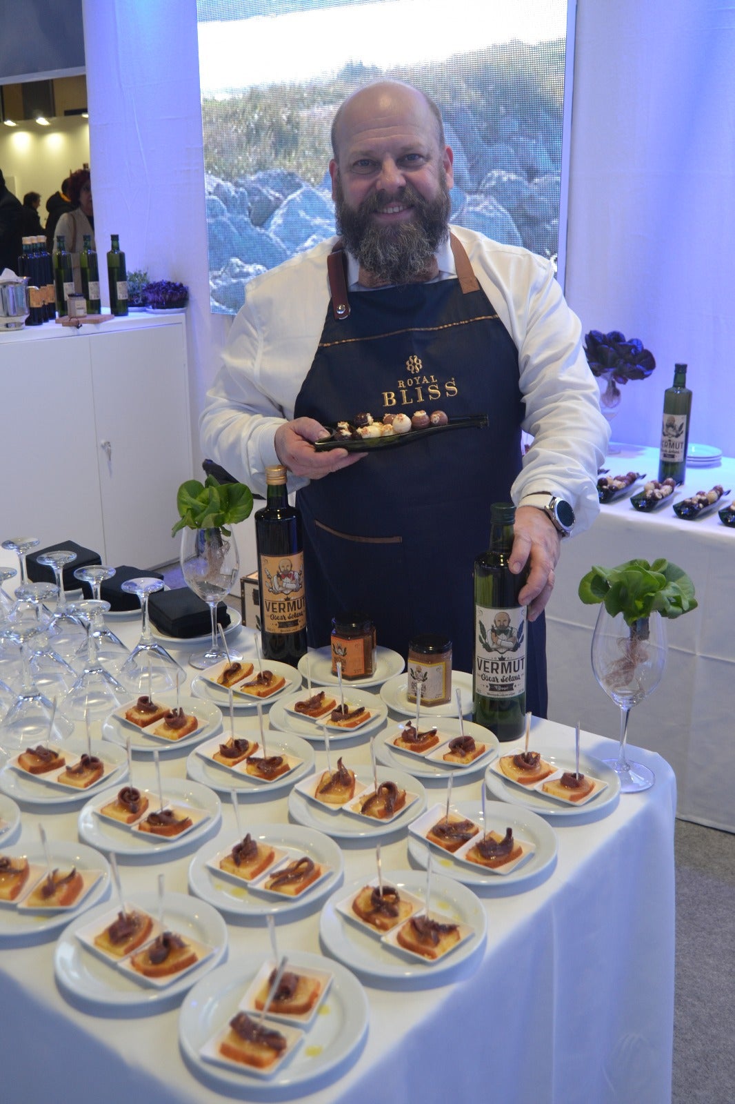 El restaurante 'Cantabria Infinita' sirve una propuesta de sabor cántabro cien por cien con platos realizados con productos autóctonos. Este lunes, primer día del congreso gastronómico, el chef de Ampuero ha elegido el mejillón, la tudanca y el sobao como ingredientes principales de su menú. 