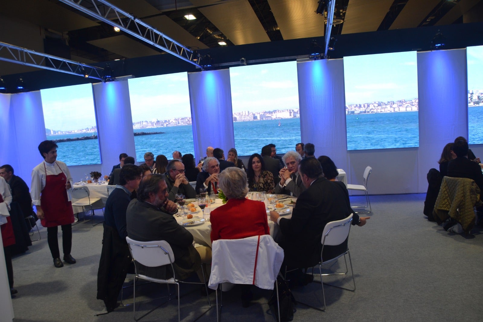 El restaurante 'Cantabria Infinita' sirve una propuesta de sabor cántabro cien por cien con platos realizados con productos autóctonos. Este lunes, primer día del congreso gastronómico, el chef de Ampuero ha elegido el mejillón, la tudanca y el sobao como ingredientes principales de su menú. 