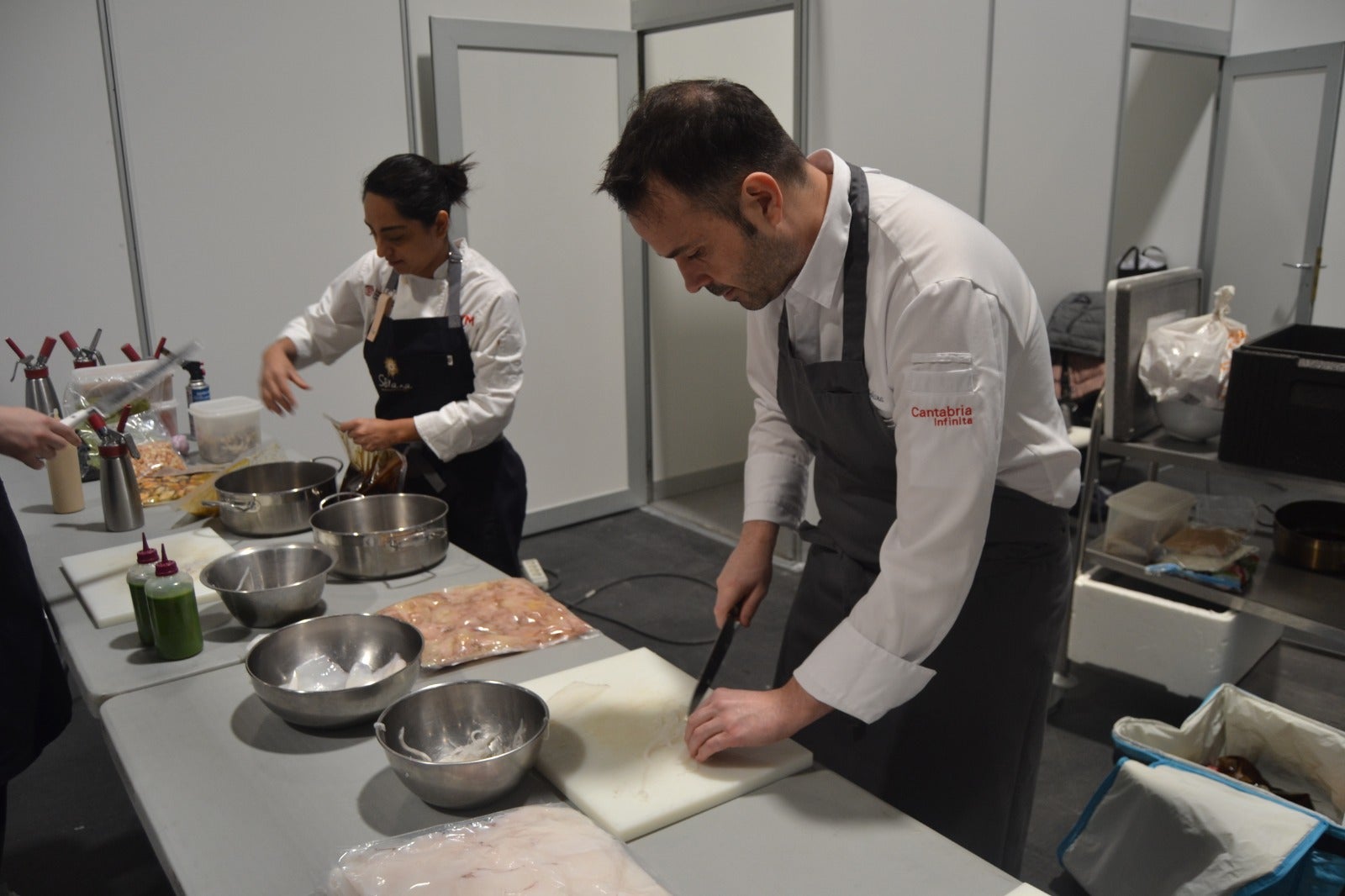 El restaurante 'Cantabria Infinita' sirve una propuesta de sabor cántabro cien por cien con platos realizados con productos autóctonos. Este lunes, primer día del congreso gastronómico, el chef de Ampuero ha elegido el mejillón, la tudanca y el sobao como ingredientes principales de su menú. 