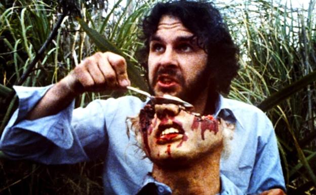 Peter Jackson, degustando unos sesos en 'Mal gusto'.