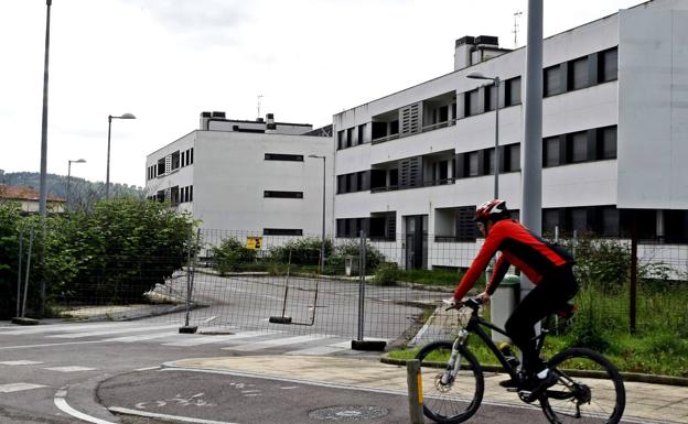 Un ciclista circula por delante de las 78 viviendas ubicadas en Ganzo. 