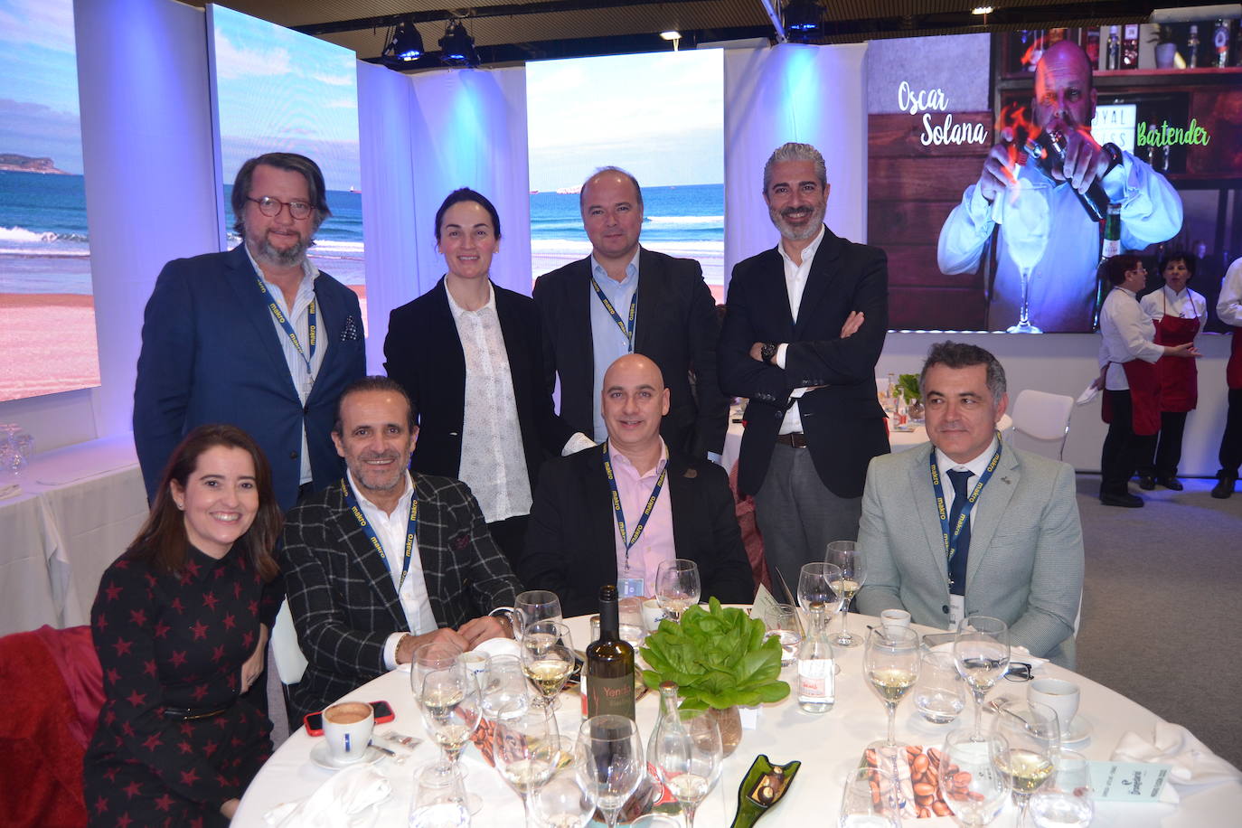 De pie, Santiago de la Rocha (Hyundai), Elvira Abascal, Eduardo García (Citroën) e Ignacio González (Audi). Sentados, Rebeca Guillén (Toyota), Ángel Pardo (Michelin), David Barrientos (Nissan y José Carlos Campos (Paradores).