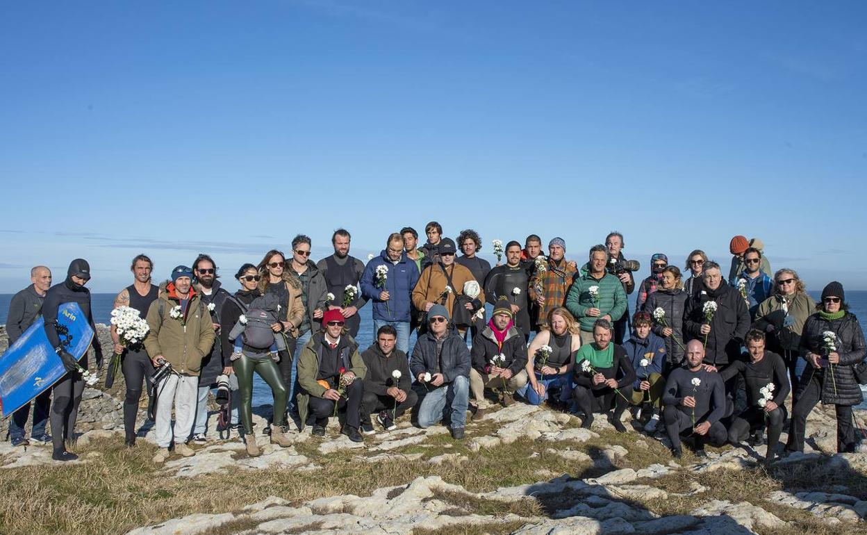 Asistentes al homenaje al fotógrafo santanderino Rafael Riancho, fallecido el pasado mes de diciembre en Nazaré. Maxi del Campo