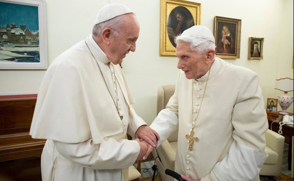 Los papas Francisco y Benedicto XVI.