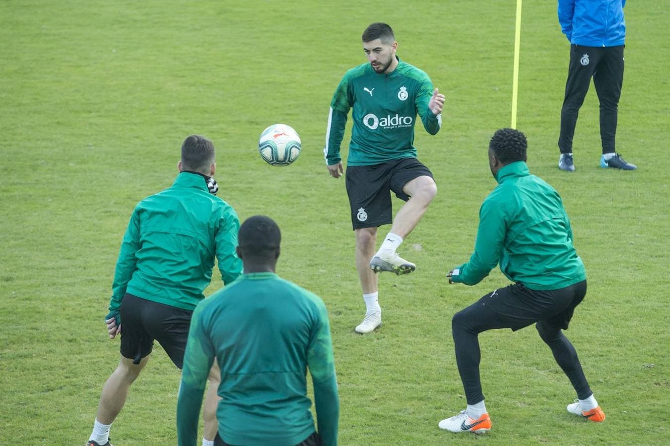 Papu, en acción en su primer entrenamiento con el Racing. 