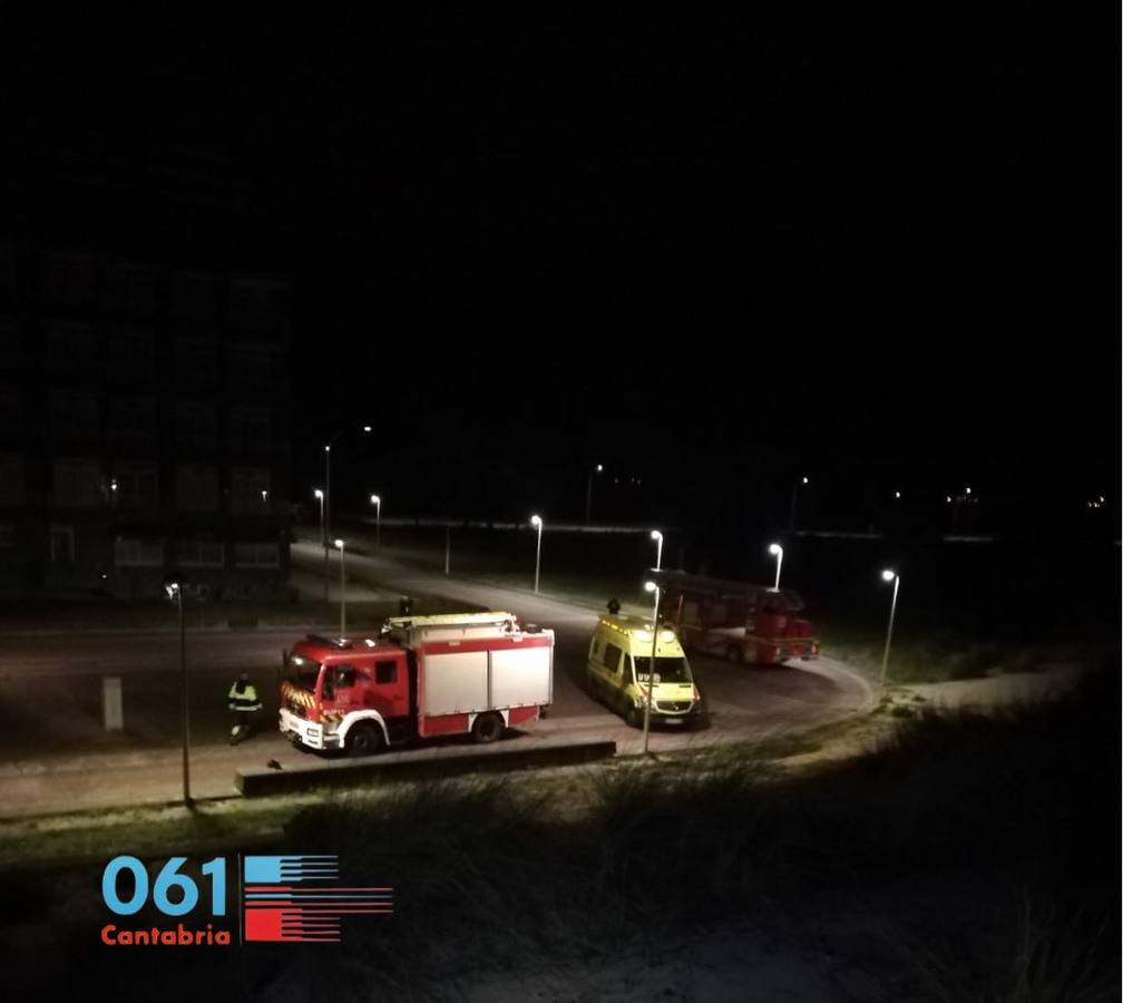 Vehículos de bomberos del 112 y ambulancias del 061 desplazadas a Laredo en cuanto el vigilante del Club Náutico avisó del accidente.