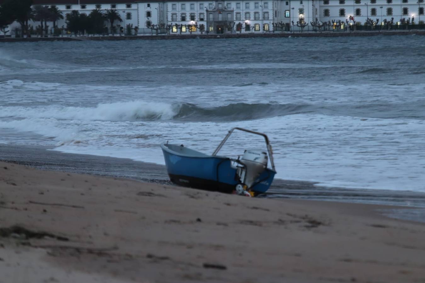 La barca de los pescadores, varada en la orilla con las primeras luces del día.