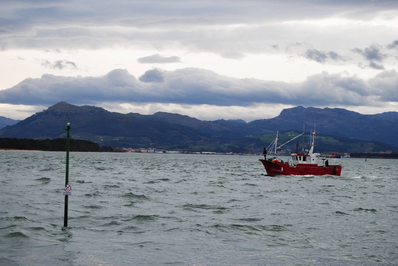 Barcos santoñeses participando en la búsqueda del pescador, peinando la ría entre Santoña y Laredo. 