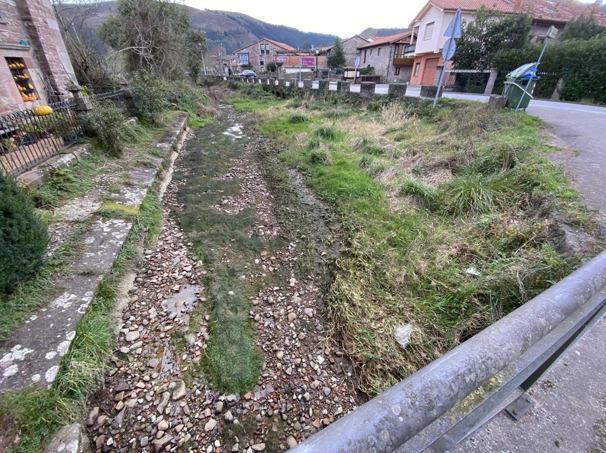 Imagen del canal que discurre paralelo a las viviendas a la altura de Carrejo totalmente seco.