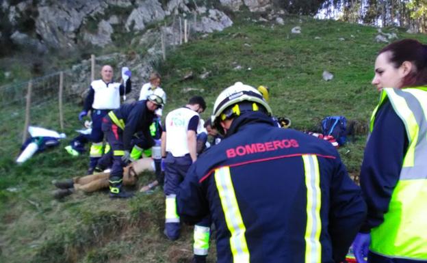 Imagen principal - Un hombre herido grave tras sufrir un accidente con un tractor en Sámano