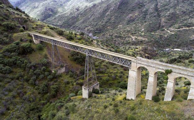 Ruta ferroviaria La Fregeneda-Vega Terrón (Salamanca). La estación de la Fregeneda se sitúa entre los ríos Duero y Águeda, casi en la frontera con Portugal. Esta ruta parte desde esta estación hasta el muelle fluvial de Vega Terrón, un total de 17 Km espectaculares, pero en los que también se aprecia lo que el paso del tiempo ha hecho con estos viaductos. Los pasillos laterales de los puentes han desaparecido en muchos lugares o están podridos, y también las barandillas, aunque los túneles aún se mantienen en buen estado. Por su trayecto nos encontraremos con 20 túneles y 13 puentes, todo acompañado de un paisaje inolvidable y poco recomendable para los que tengan miedo a las alturas. Si estás planeando hacerla, te recomendamos que cuentes con un vehículo de apoyo en el muelle de Vega Terrón, a no ser que te veas con fuerzas para volver a hacer el mismo trayecto de vuelta.